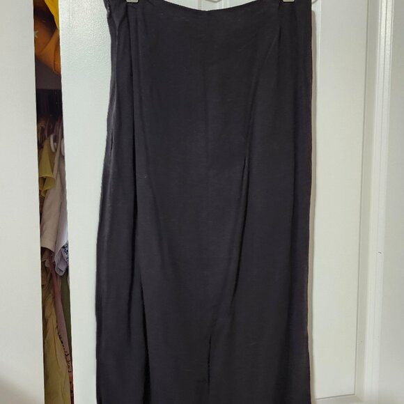 90s Style Midi Skirt with Slit and Button Details - Picture 3 of 4